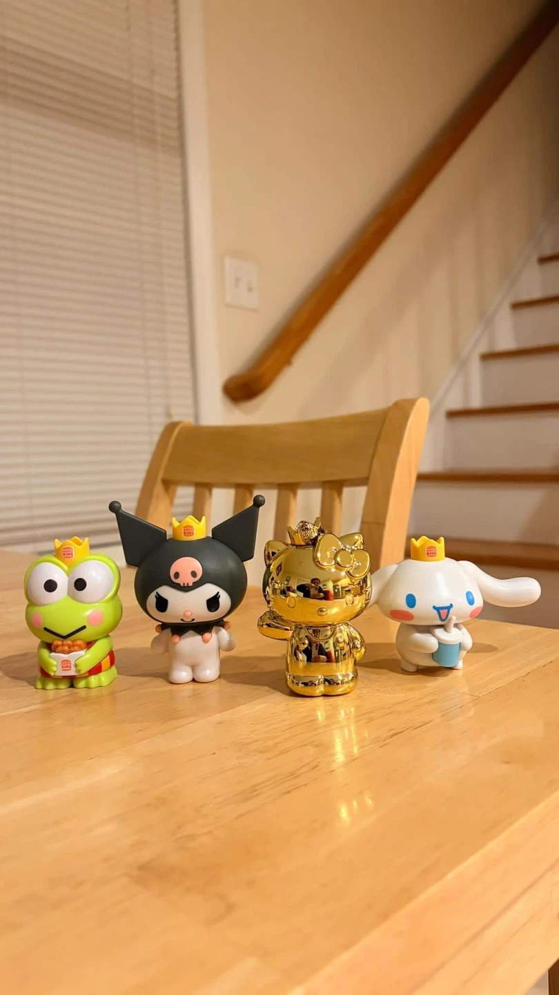 New RARE GOLD Hello Kitty x Burger King character - photo 3