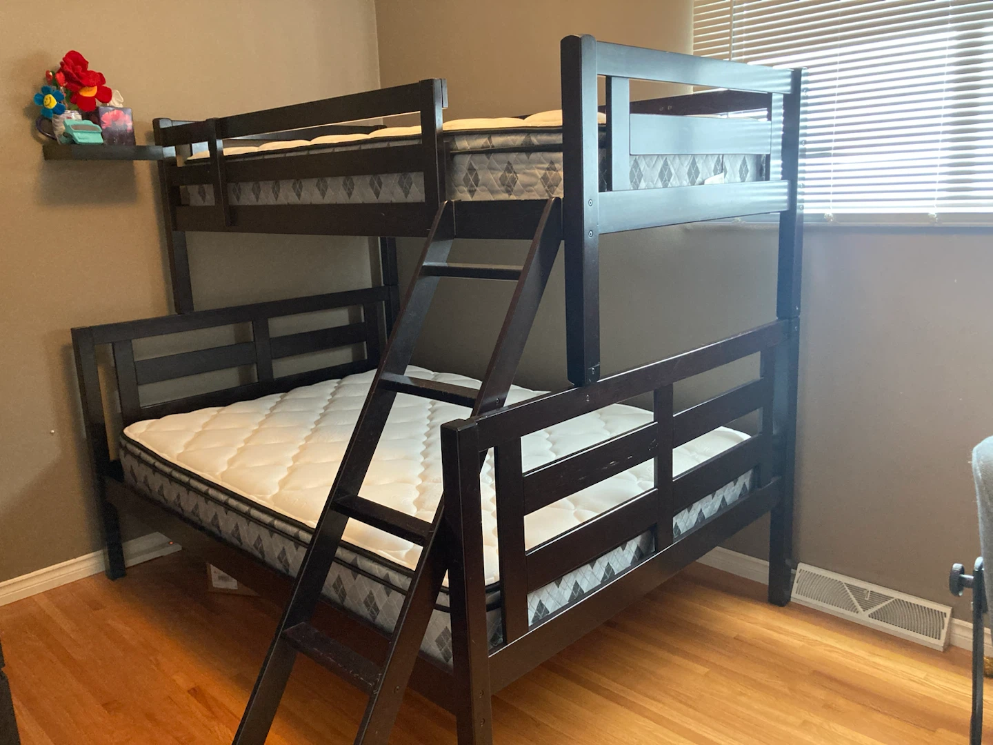 Bunk beds (twin over double)