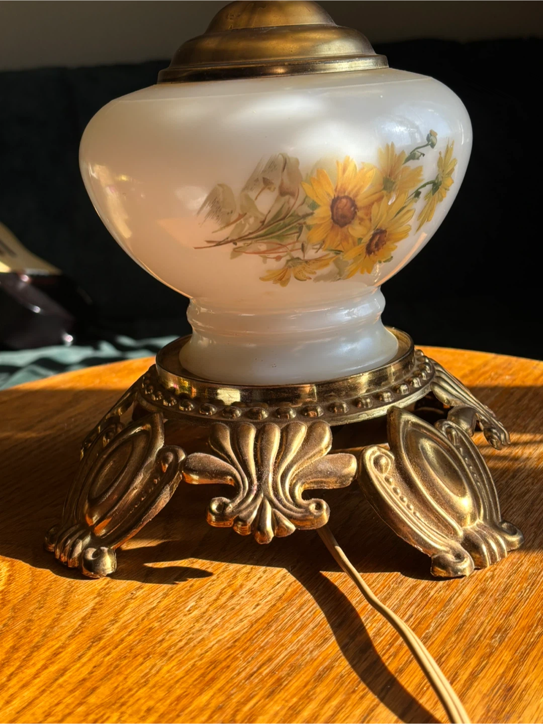 Vintage Milk Glass Table Lamp with Sunflower Design - photo 2