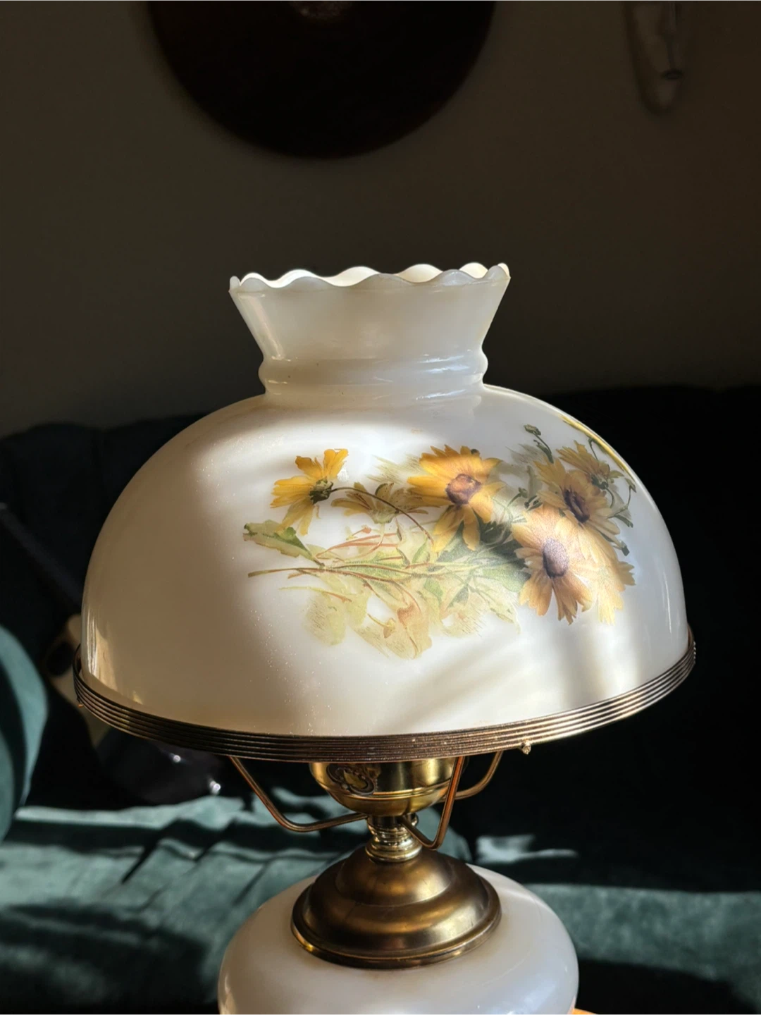 Vintage Milk Glass Table Lamp with Sunflower Design - photo 3