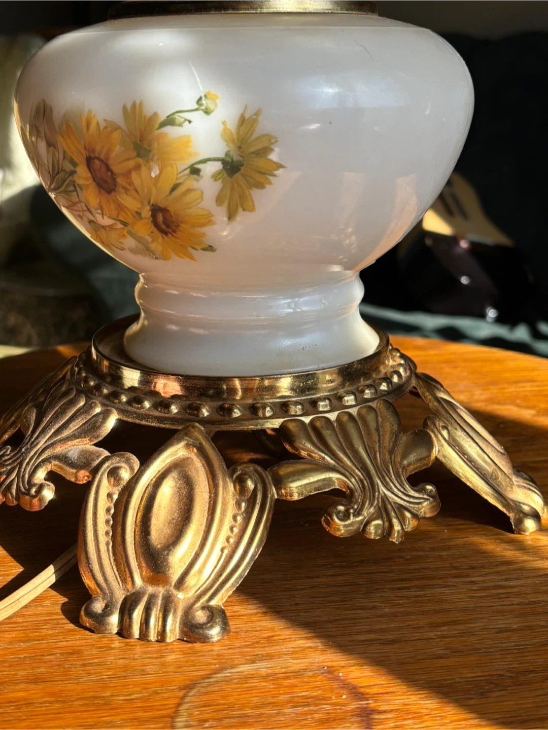 Vintage Milk Glass Table Lamp with Sunflower Design - photo 4