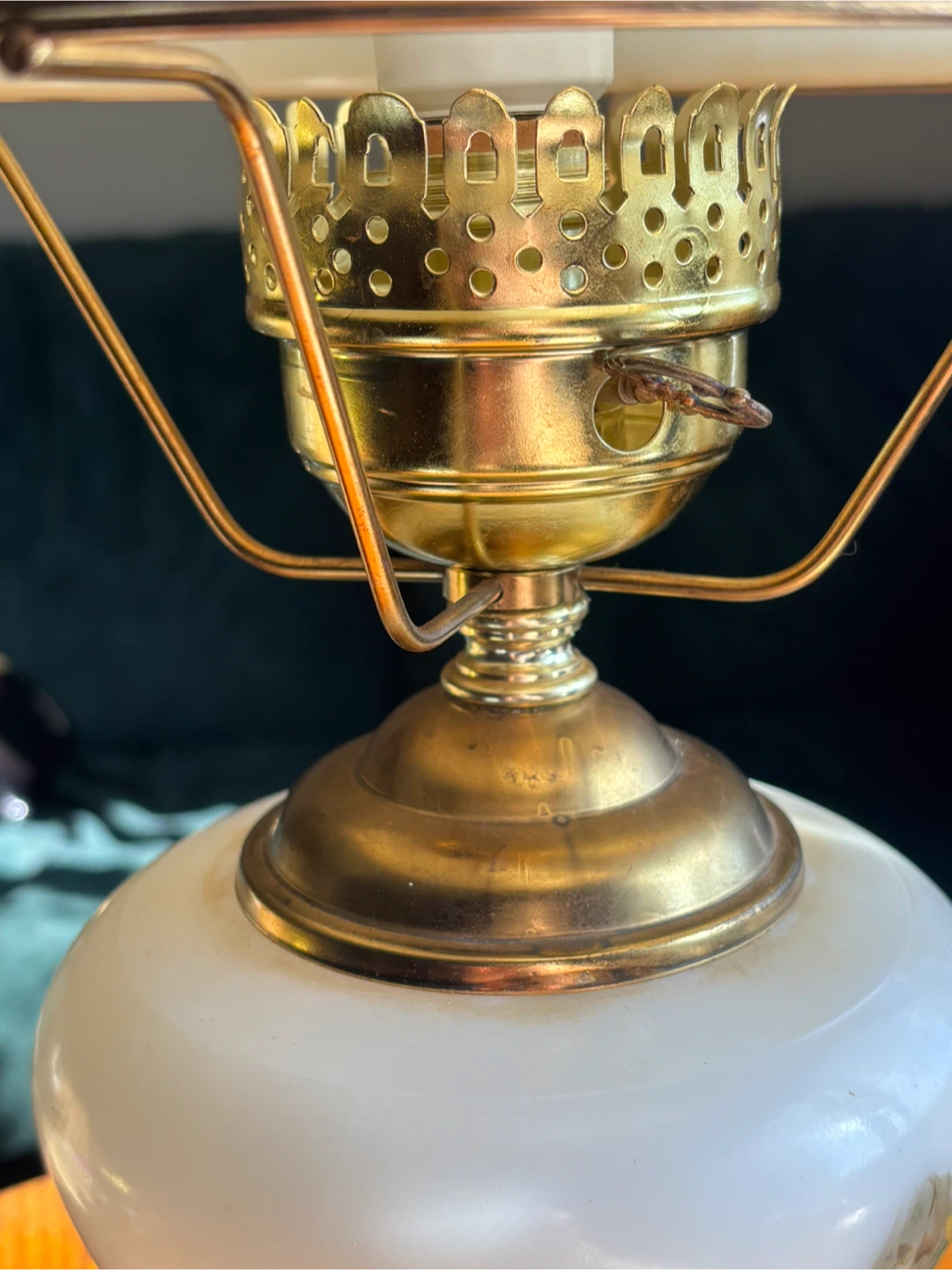 Vintage Milk Glass Table Lamp with Sunflower Design - photo 5