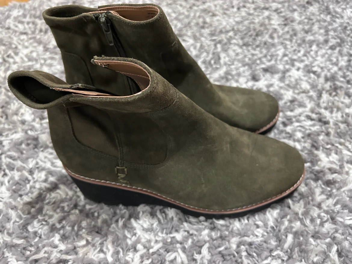 300$ Vionic Olive Suede Wedge Boots