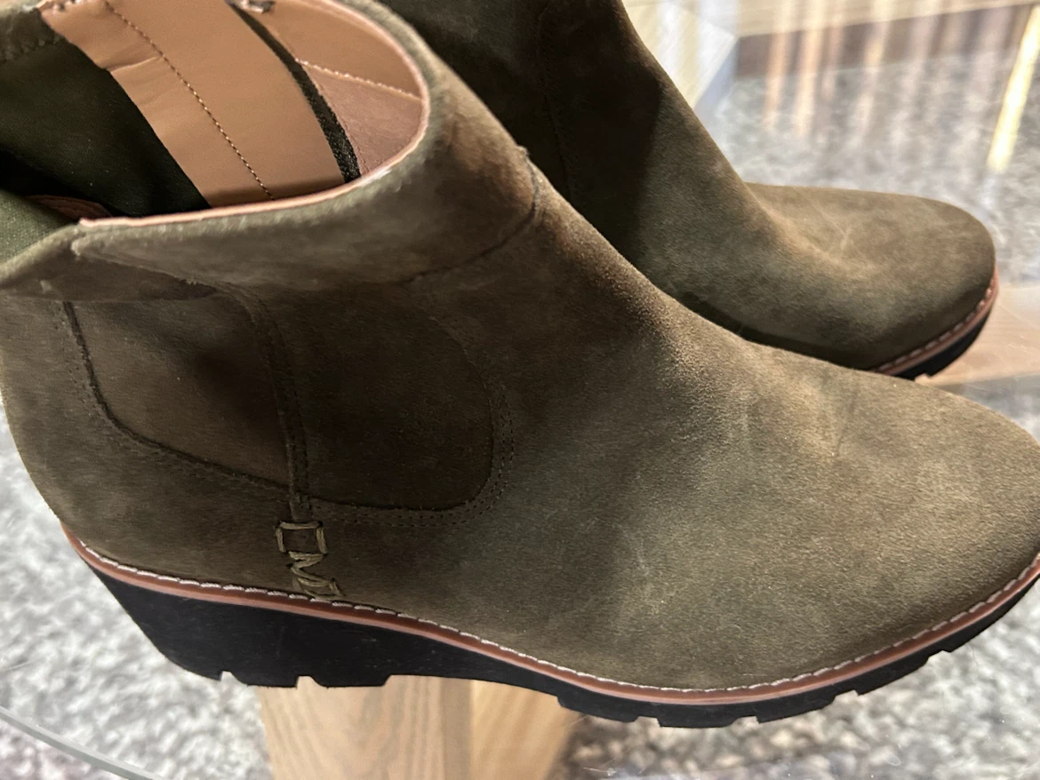 300$ Vionic Olive Suede Wedge Boots - photo 3