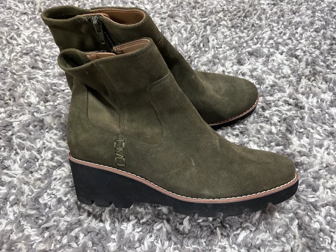 300$ Vionic Olive Suede Wedge Boots - photo 4