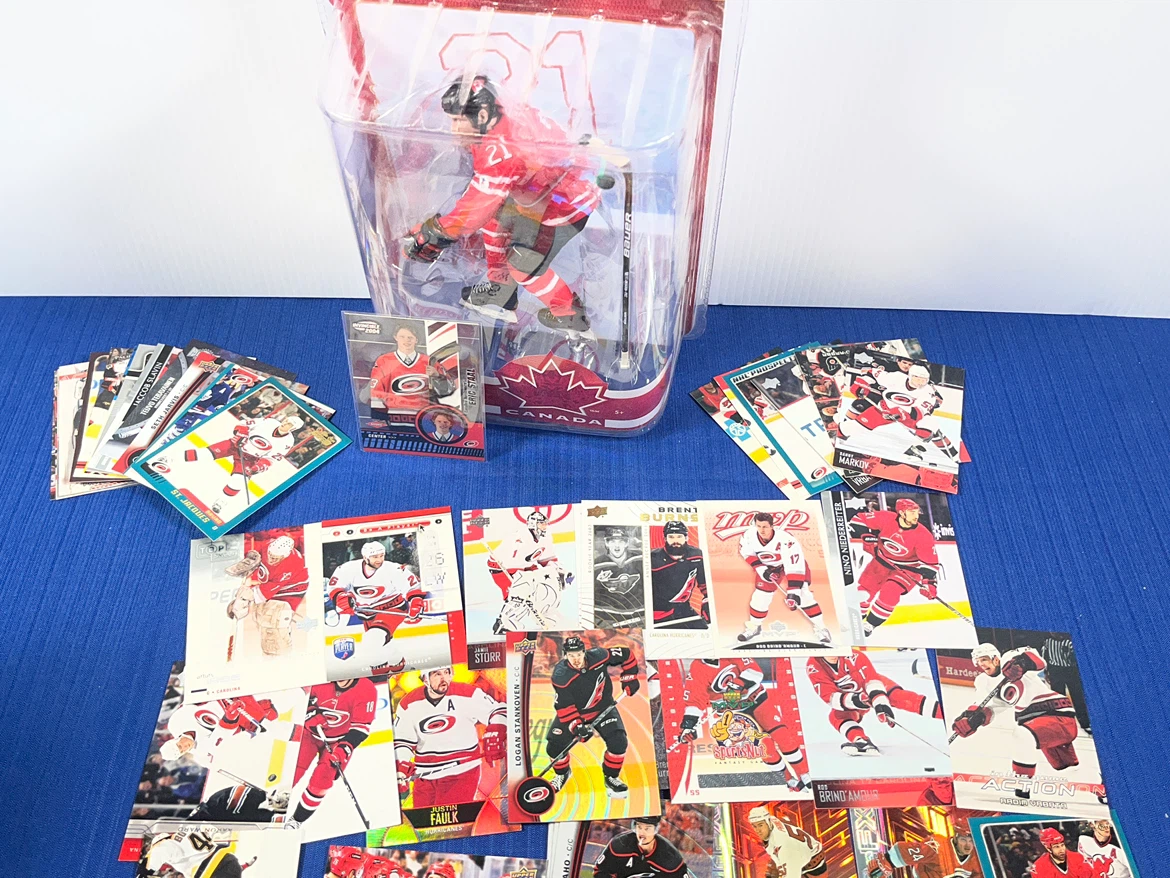 Eric Staal Team Canada McFarlane Figure + BONUS CARDS! - photo 5