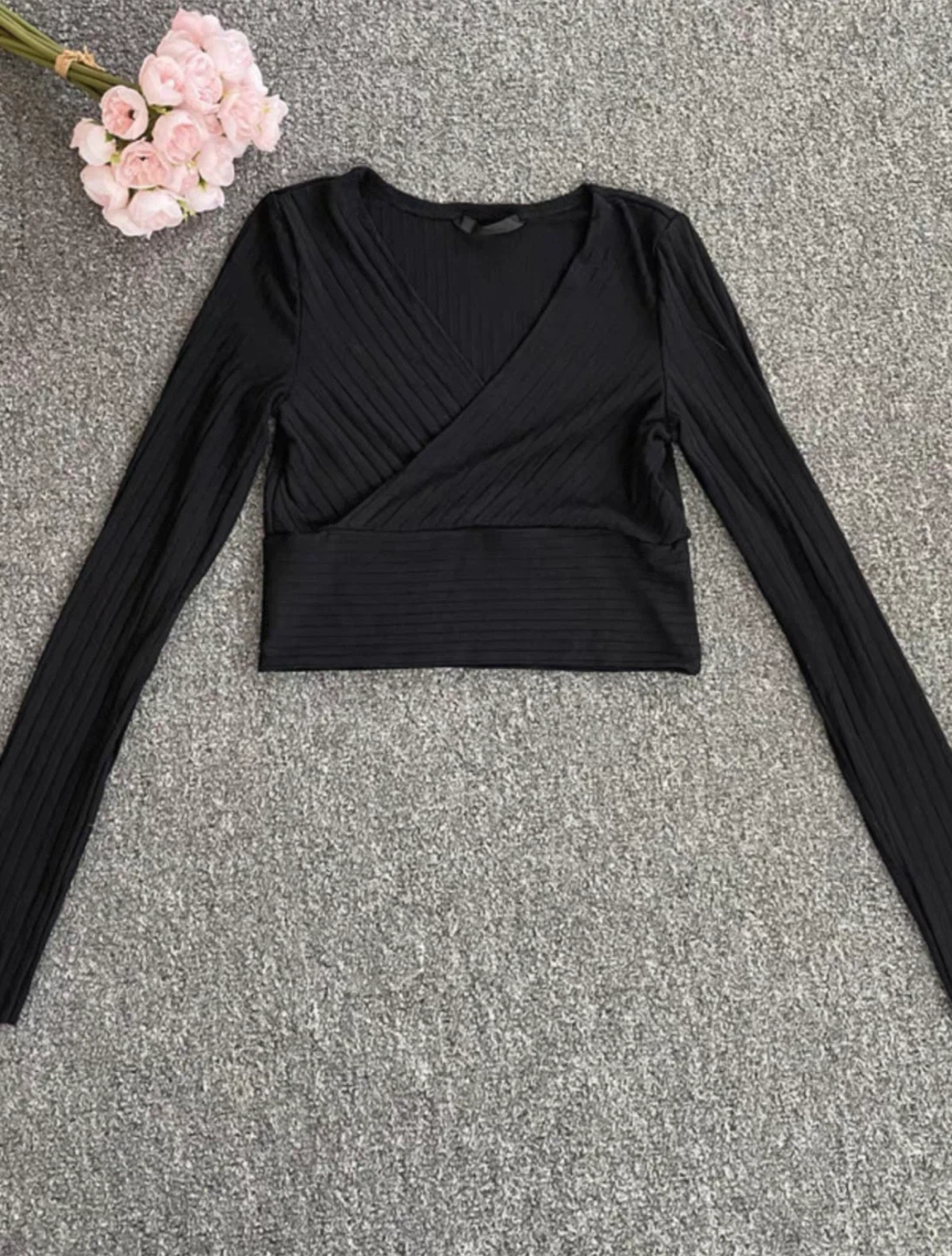 New: Black Long-Sleeve Ribbed Crop Top - photo 2