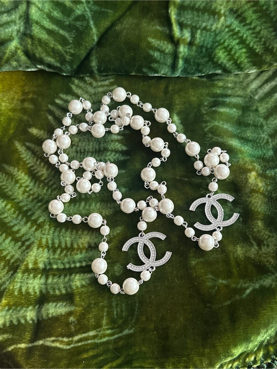 Faux pearl necklace with CC logos
