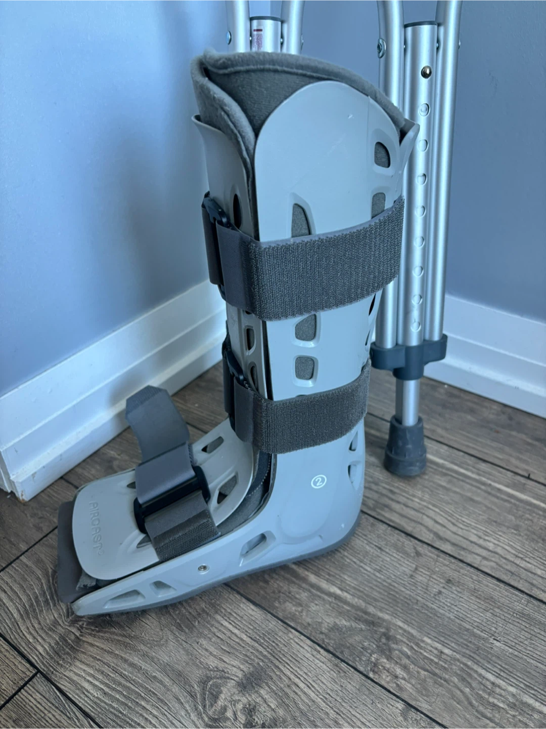 Aircast walking boot and adjustable crutches - photo 3