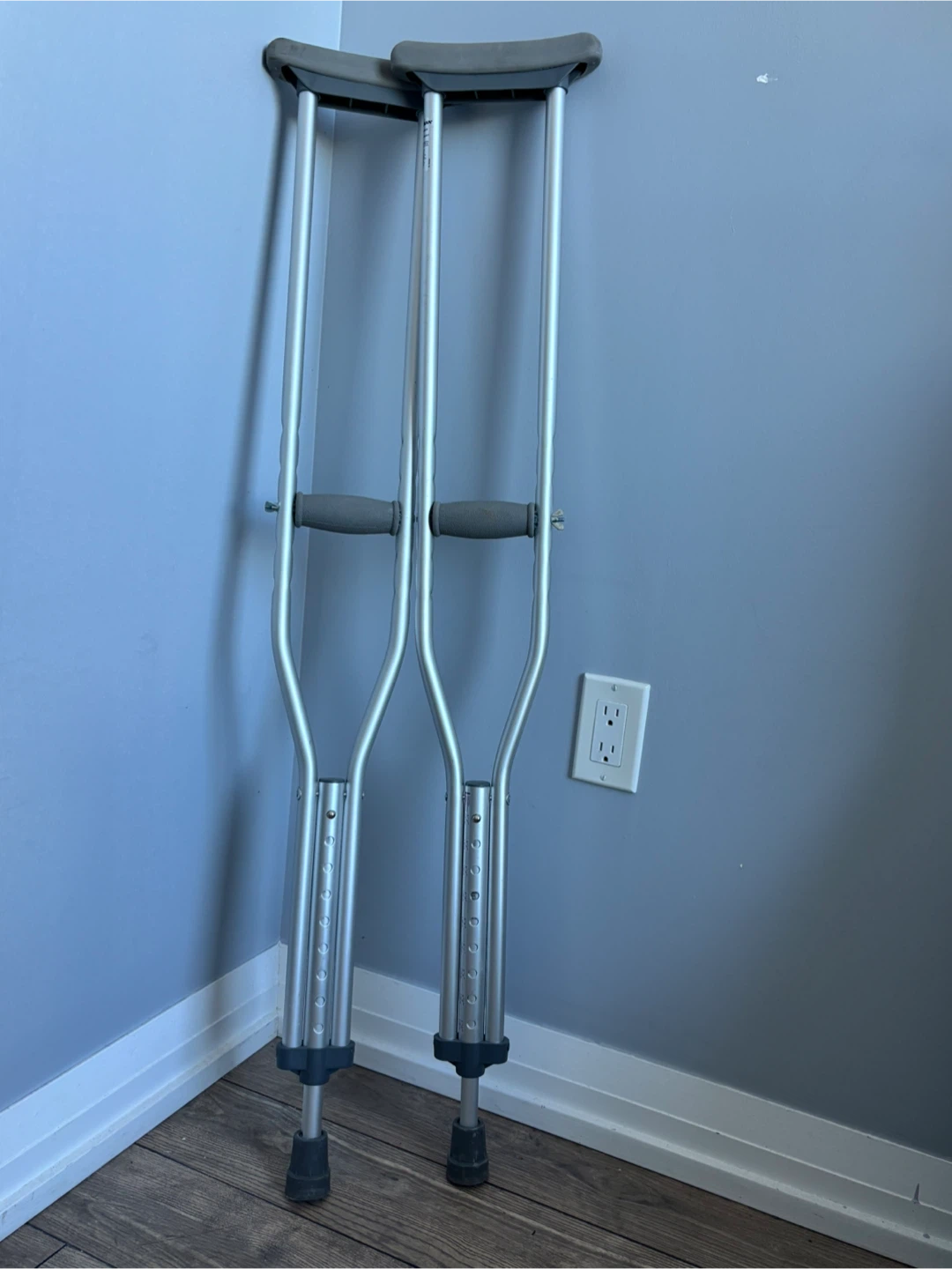 Aircast walking boot and adjustable crutches - photo 4