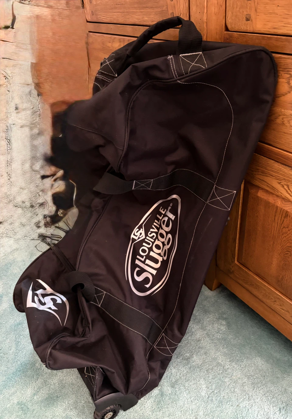 Louisville Slugger roller bag - photo 3