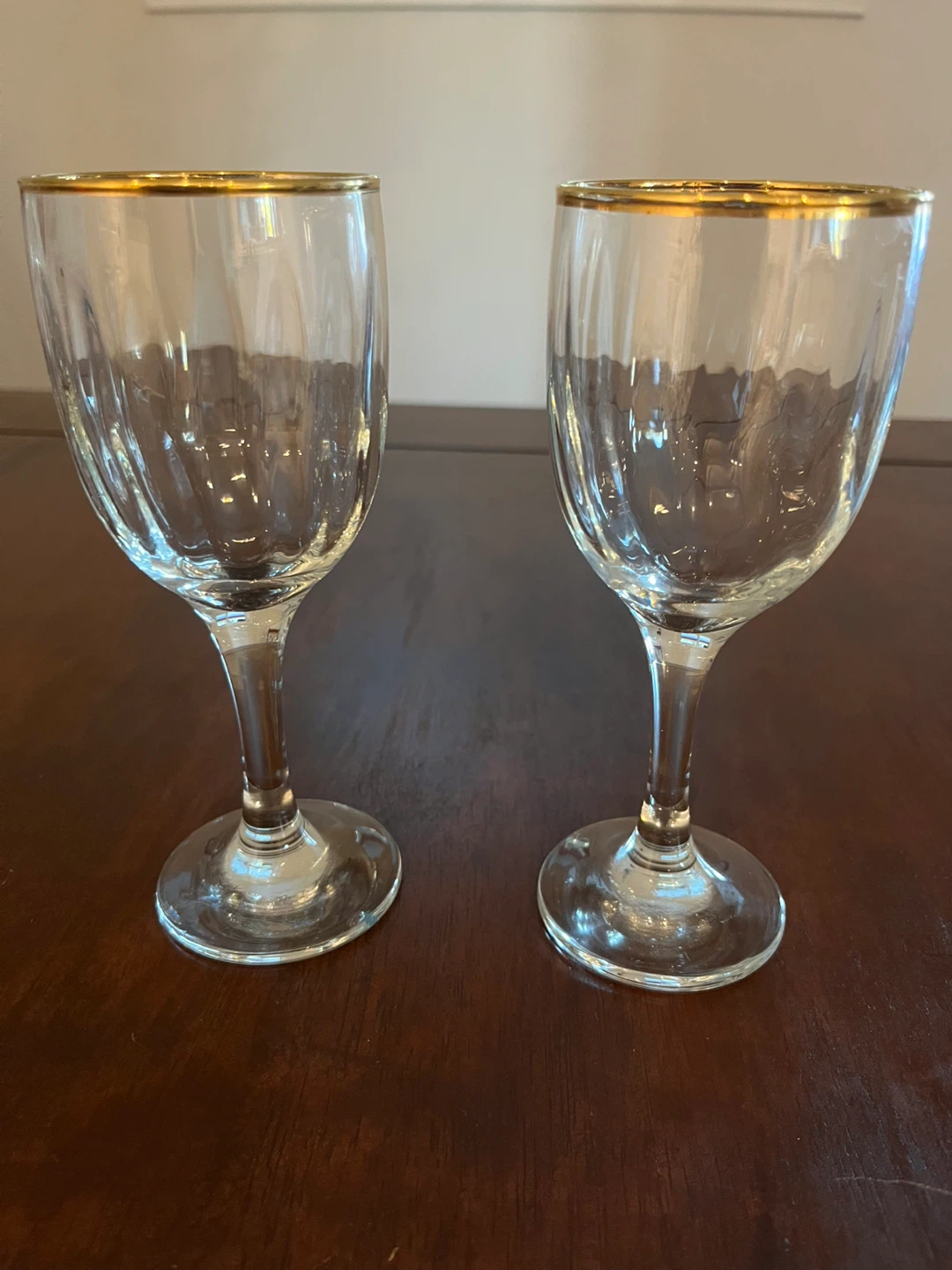 Vintage Set of 2 gold-rimmed wine glasses