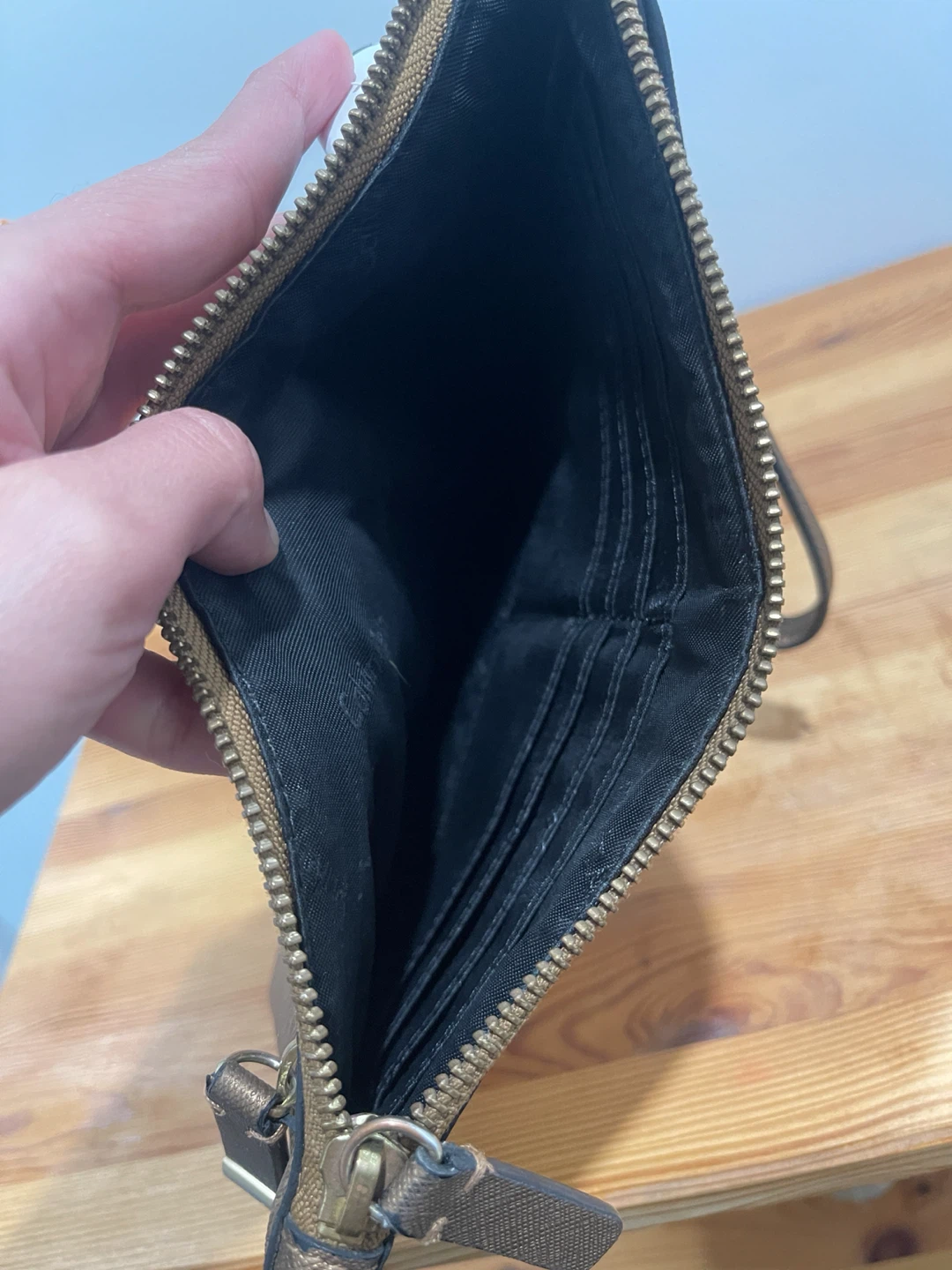 Calvin Klein metallic wristlet pouch - photo 3