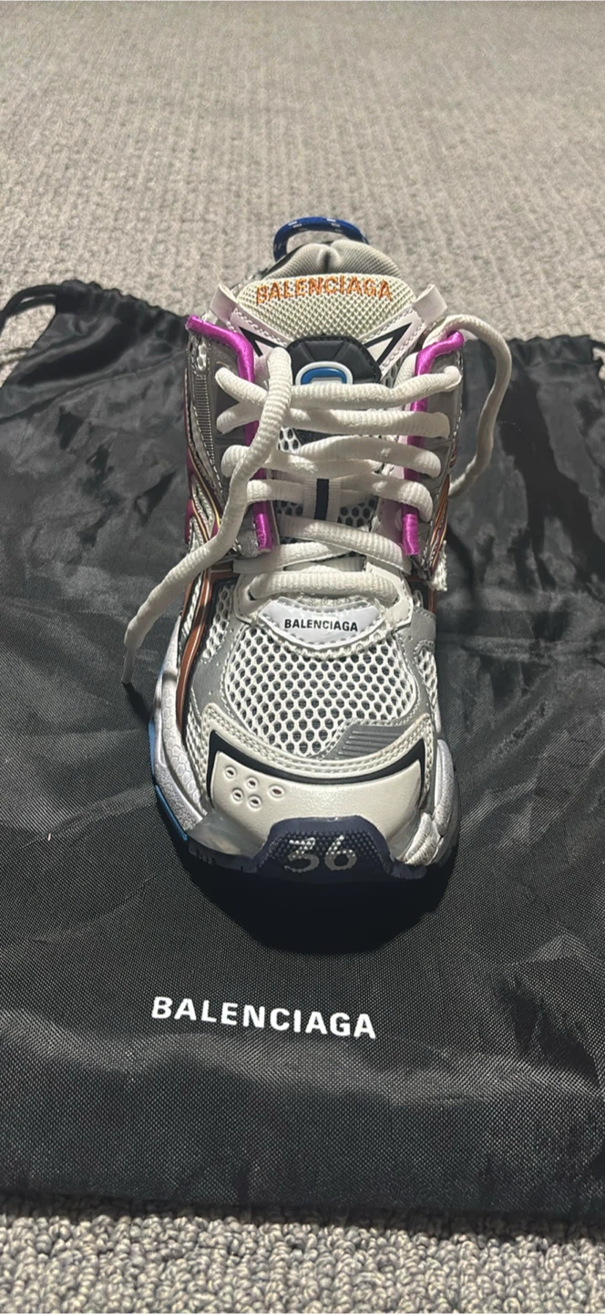 Balenciaga runners size 8 fits big - photo 4