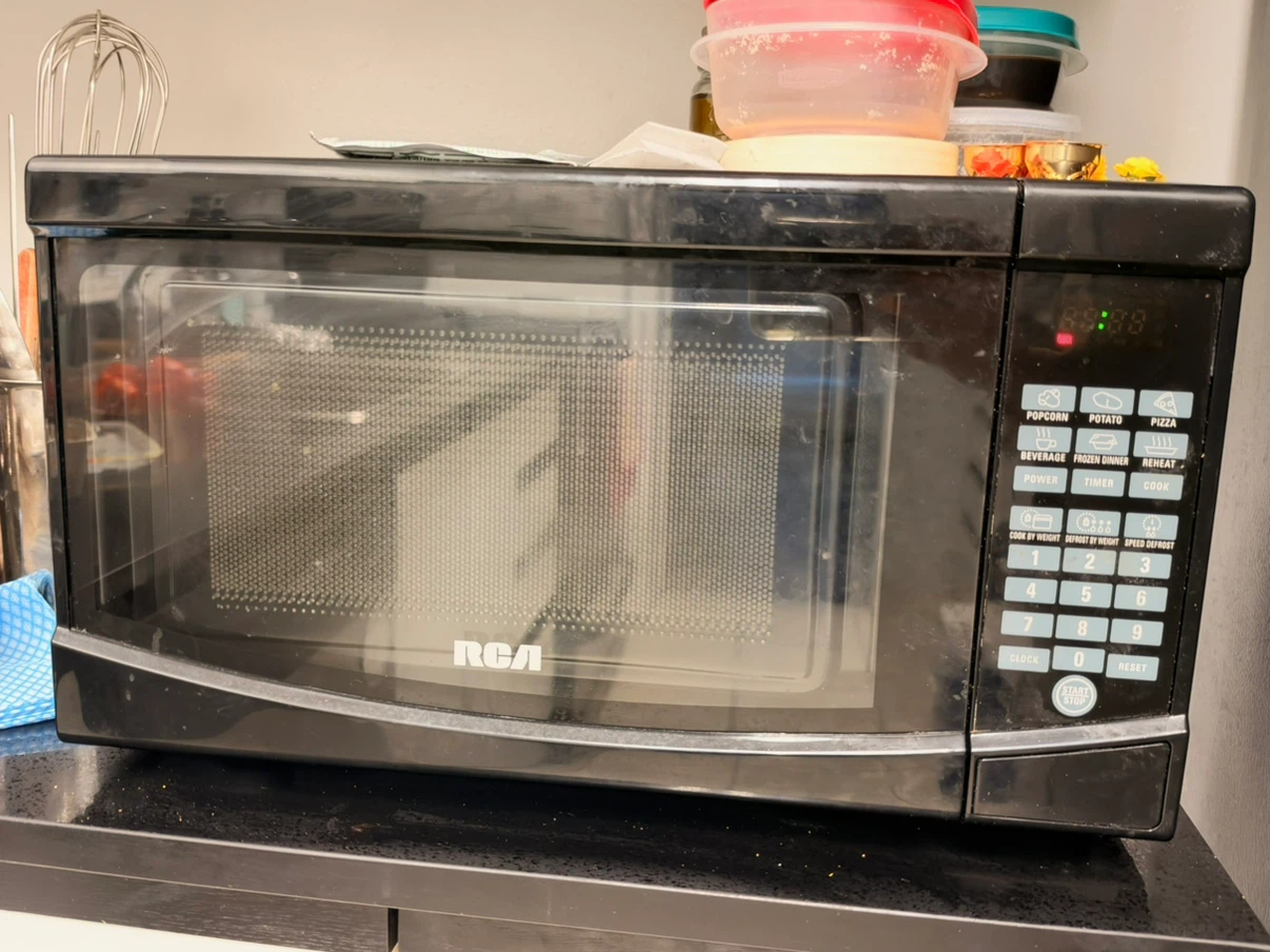 RCA Black Countertop Microwave
