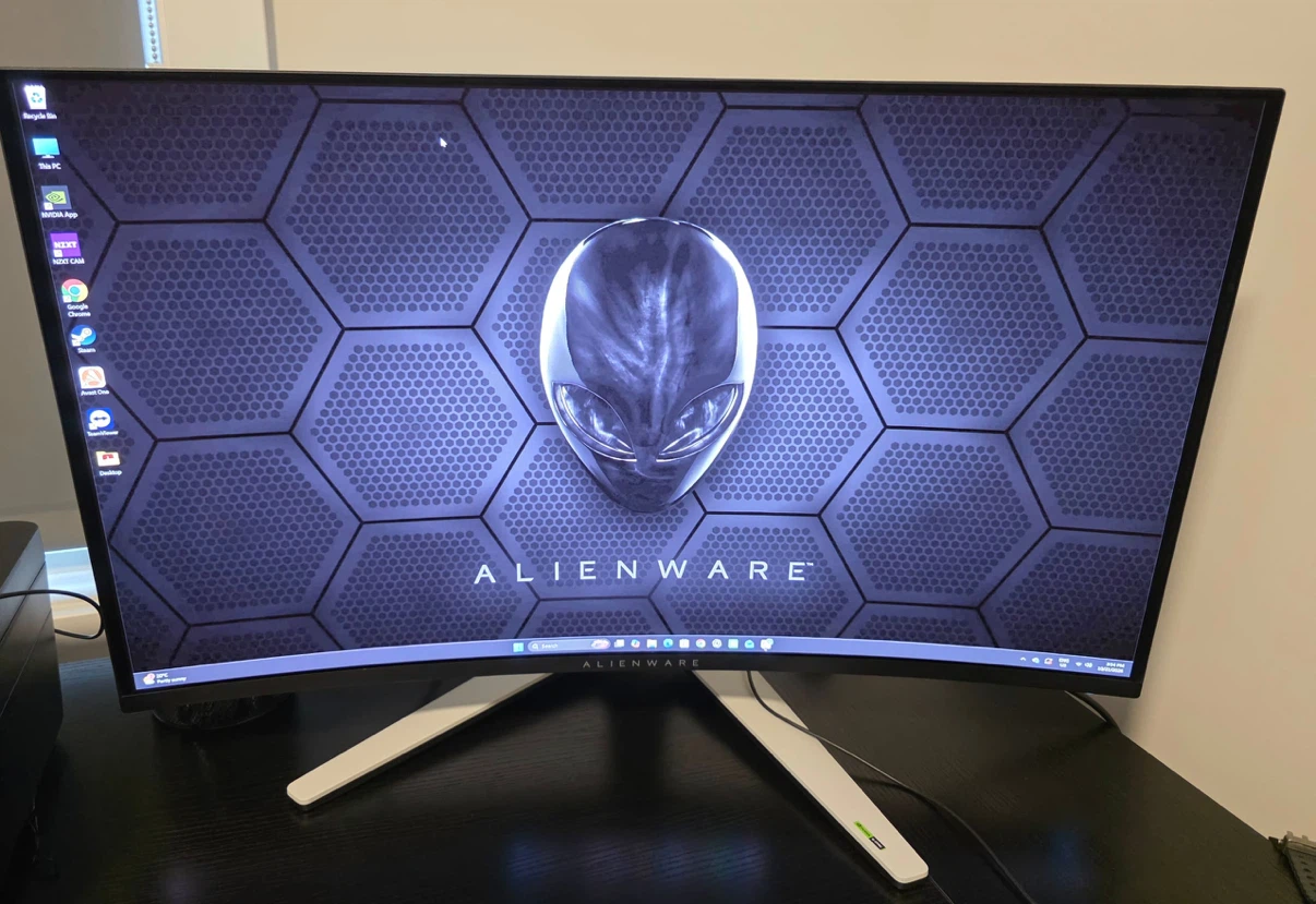 RTX 5090 32GB Gaming PC + Alienware 32” 4K 240Hz OLED Monitor