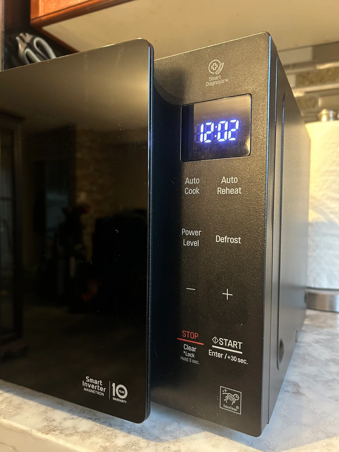 LG 0.9 cu. ft. NeoChef™ Countertop Microwave - photo 4