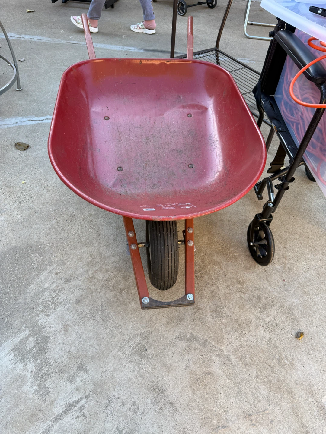 Homeowner's 4 Cubic Foot Wheelbarrow - photo 2