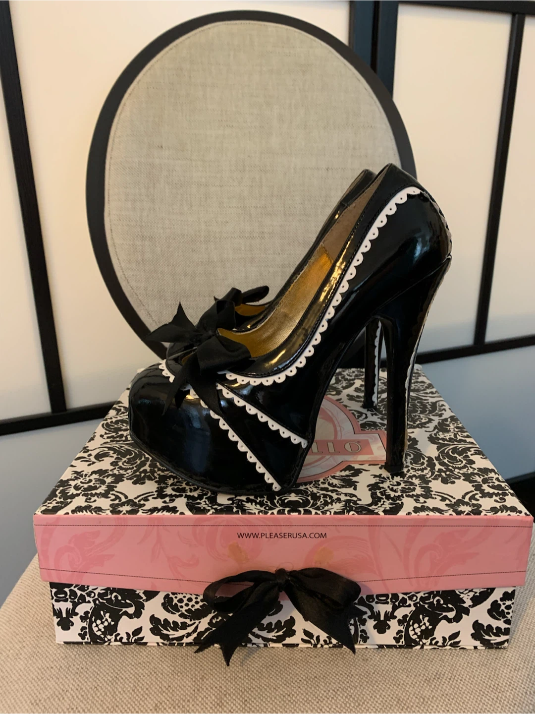 Perfect for Halloween costume / Pin-up look / Retro party