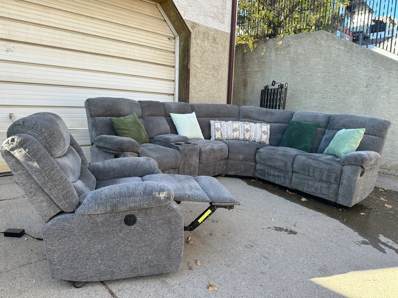 Leon's 5-Seat Reclining Sectional + Power Recliner Chair - photo 4