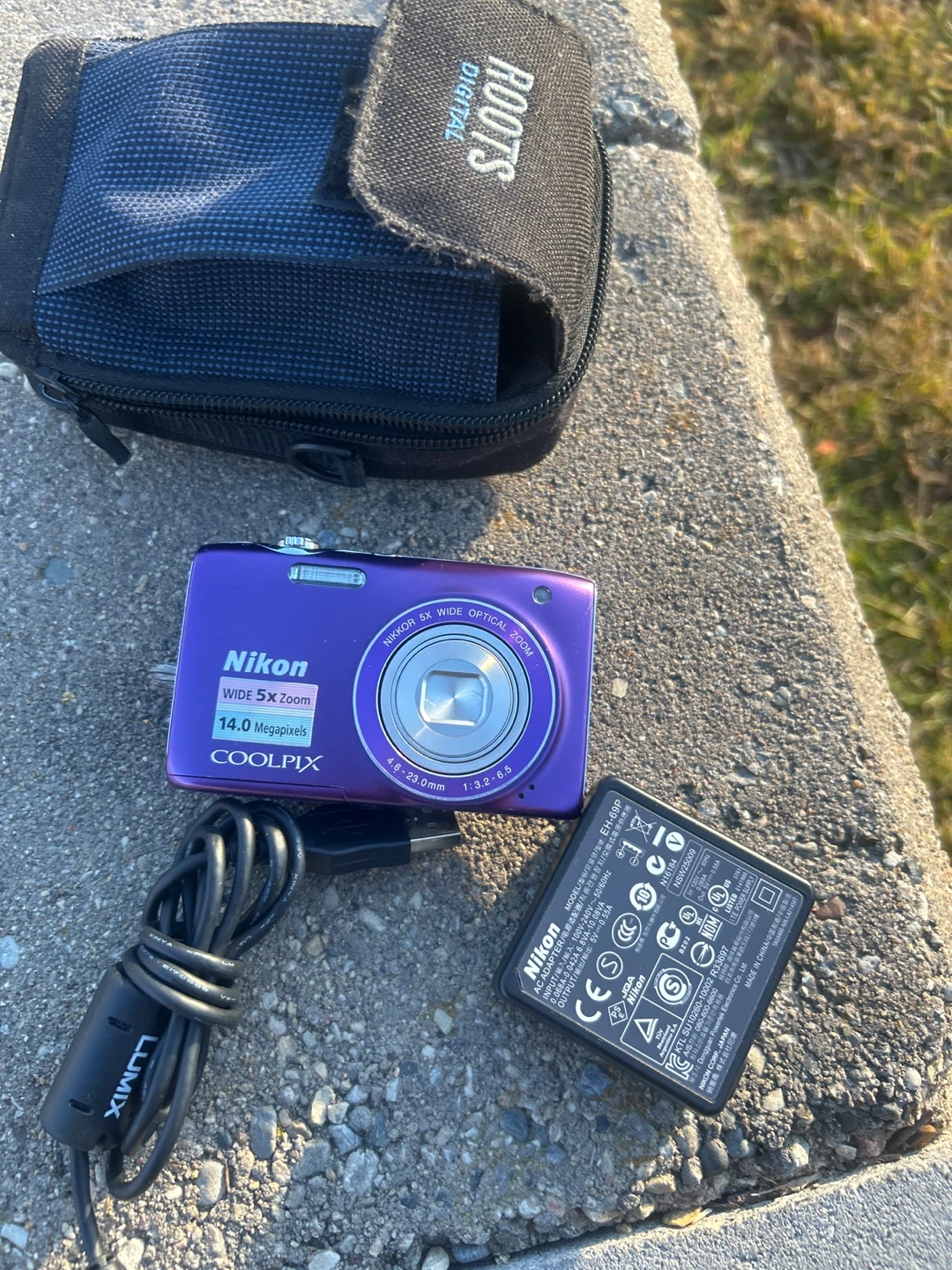 Nixon camera S3100 like new