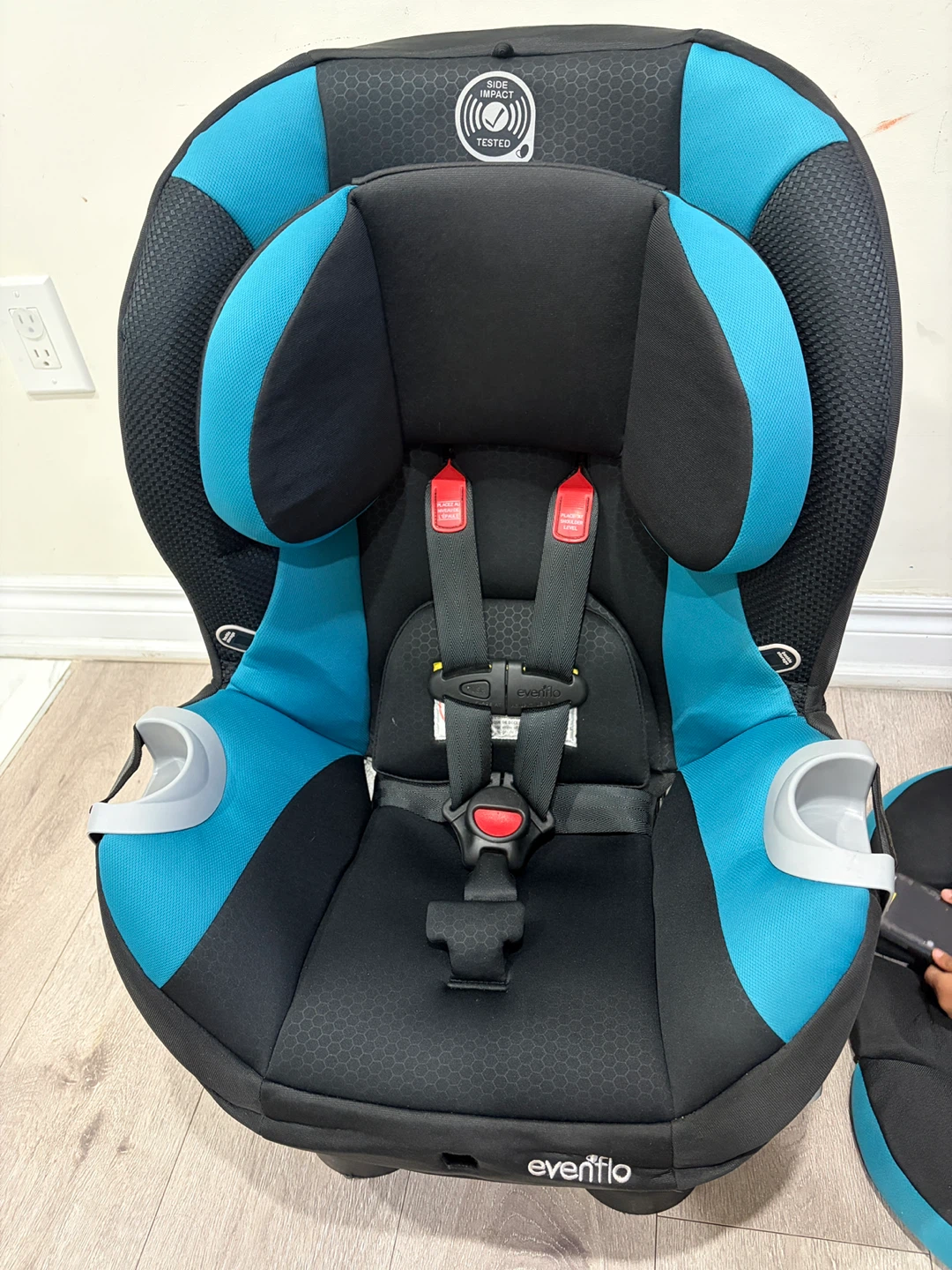 Good condition Evenflo Car safety Seat - photo 4