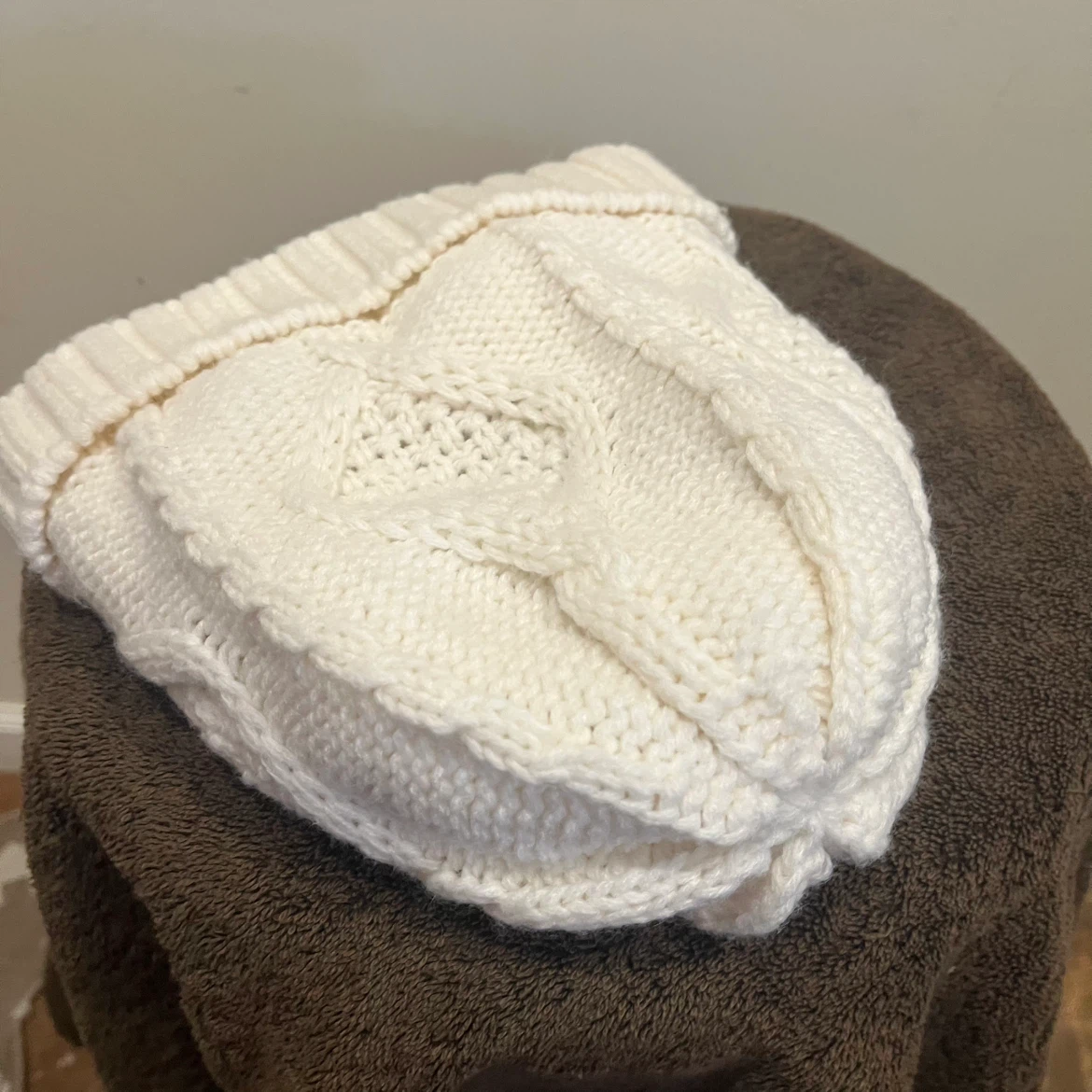 Angela & William White Cable Knit Beanie - photo 3