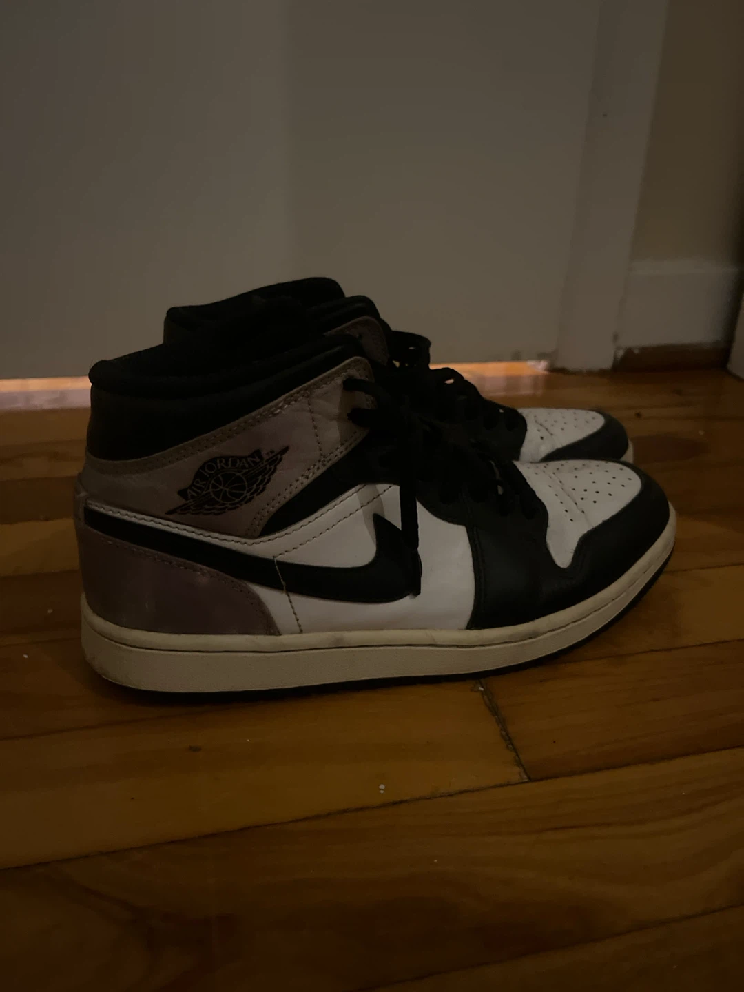 Nike Air Jordan 1 Mid Sneakers
