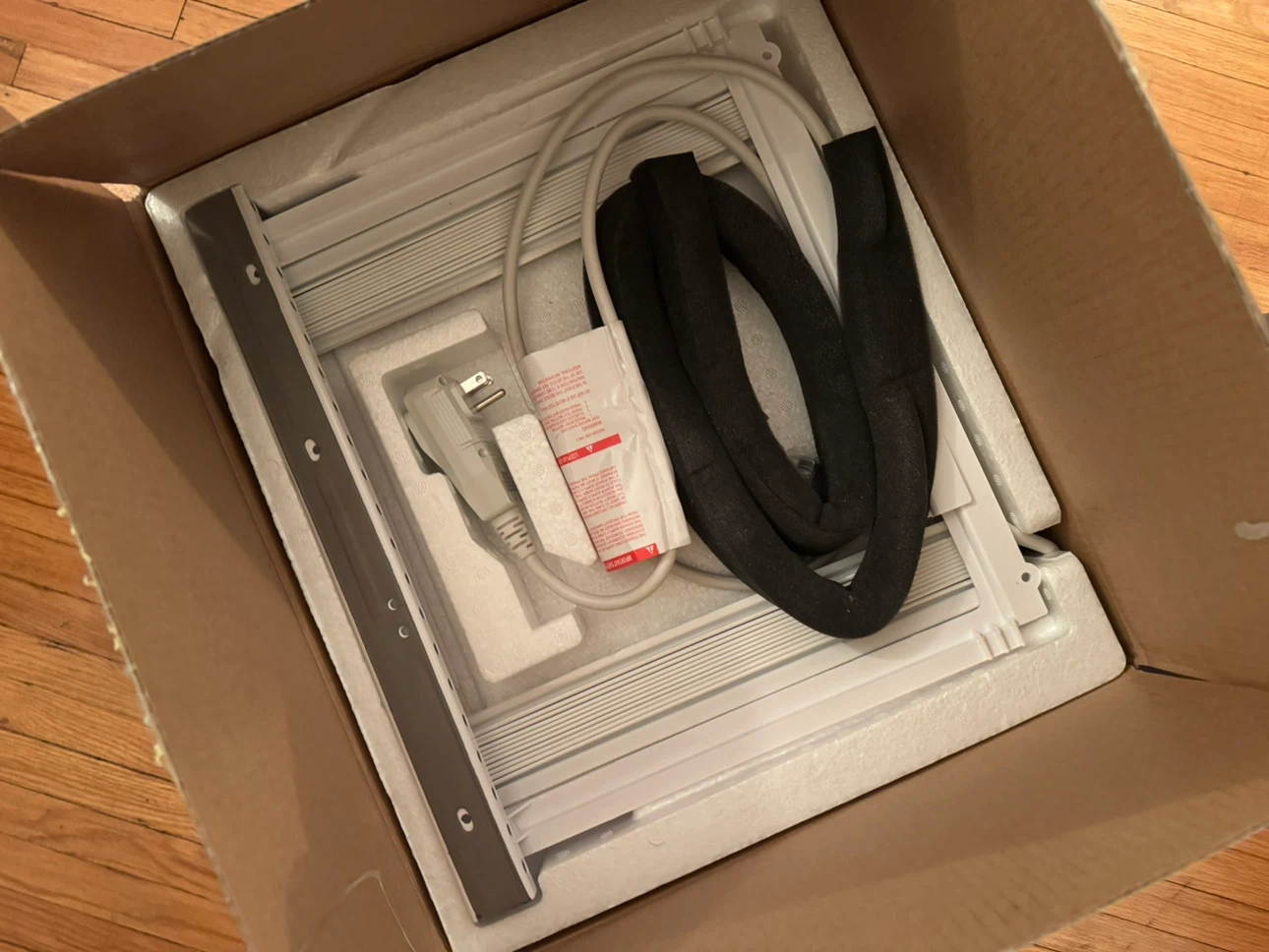 MOVING SALE Like-new window AC unit - photo 3