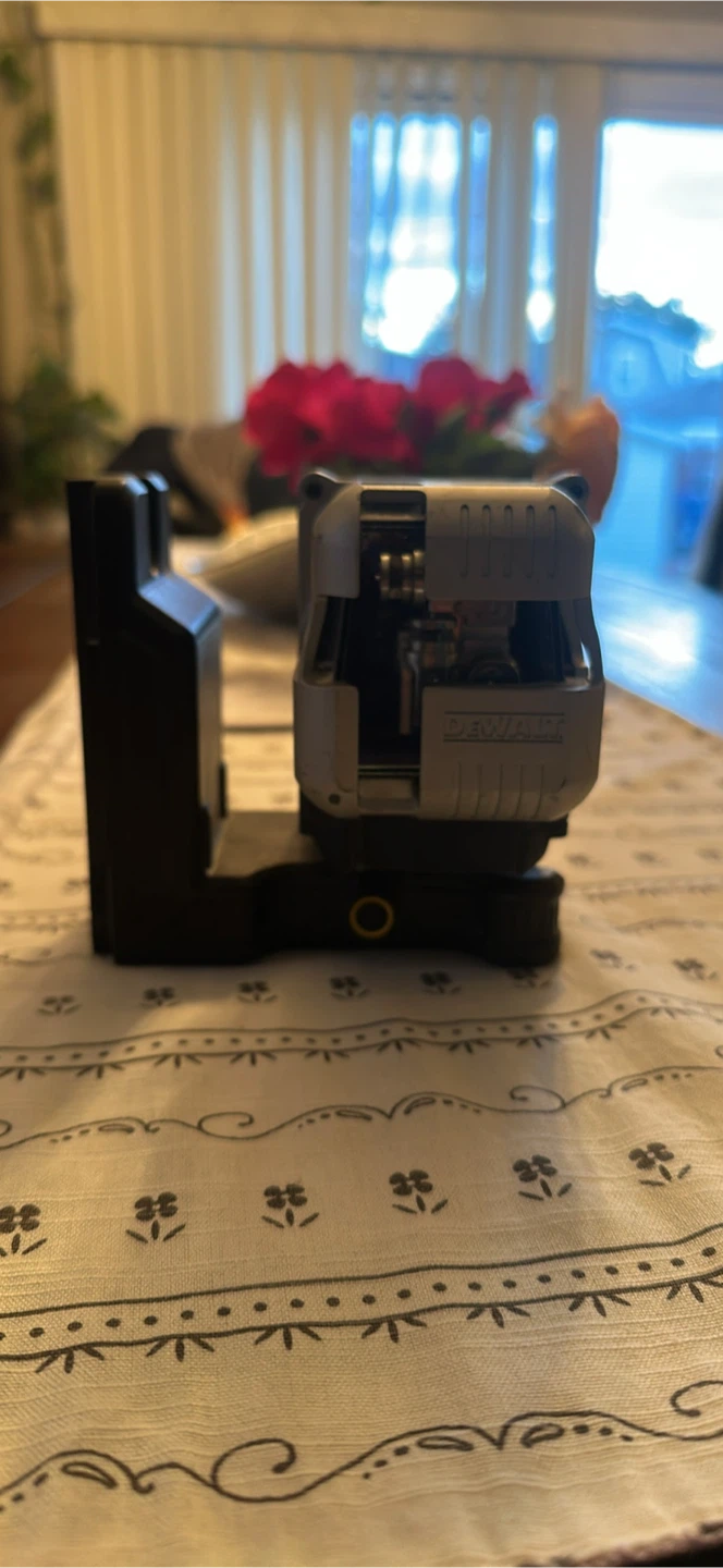 DeWalt DCLE14301G 3-Plane Rechargeable Laser - photo 3