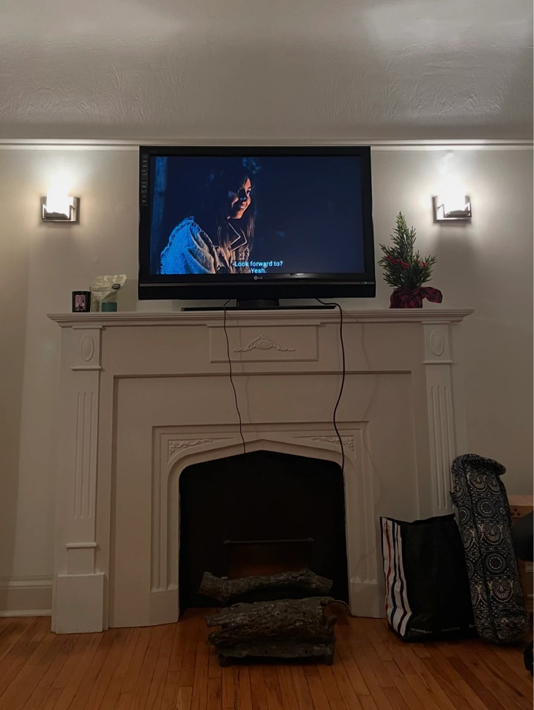 MOVING - Large 40” LG Flat Screen TV - photo 2