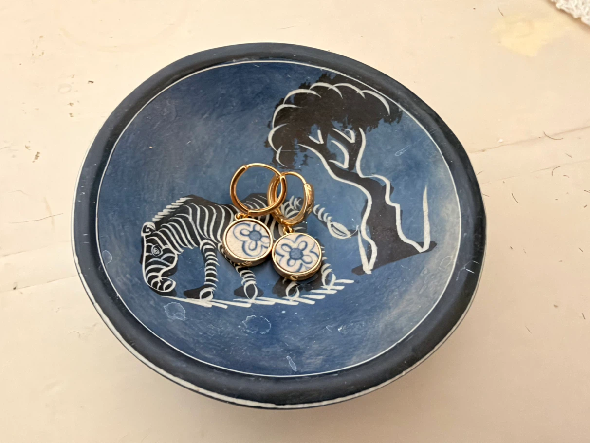 $5 for both! Set of Two Hand-Carved African Soapstone Bowls - photo 3