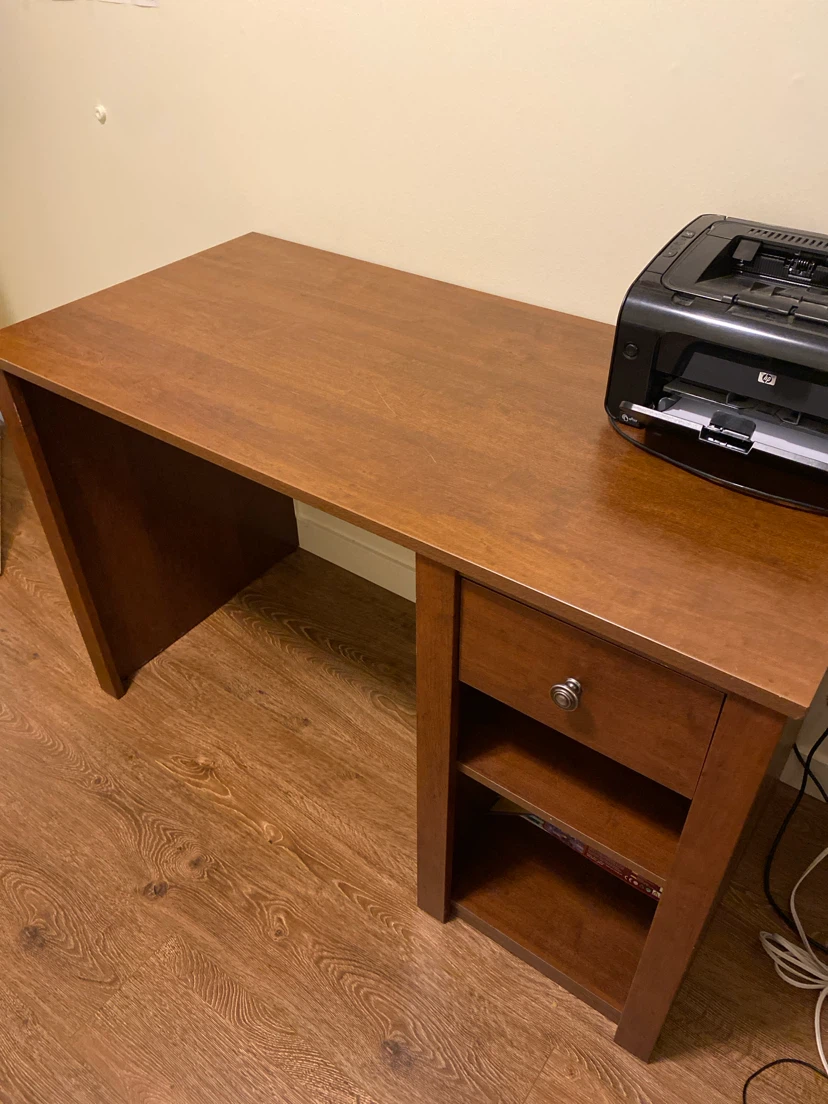 Desk - photo 2