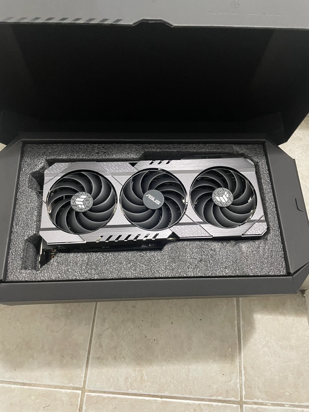 ASUS TUF GeForce RTX  4090 OC  Edition - photo 2