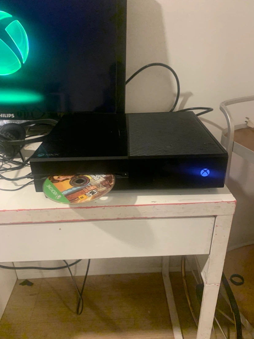 Xbox One Console with Controllers - photo 3