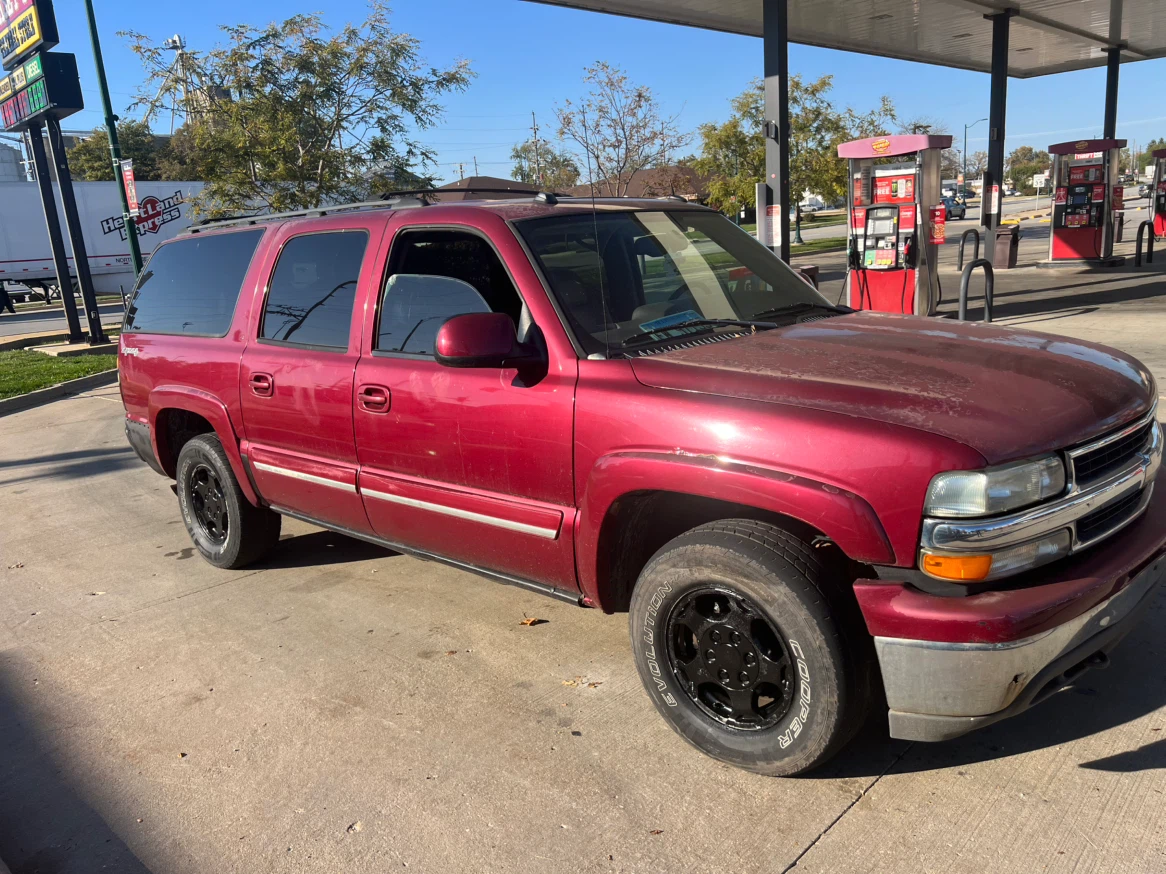 2004 Chevrolet Suburban - photo 2