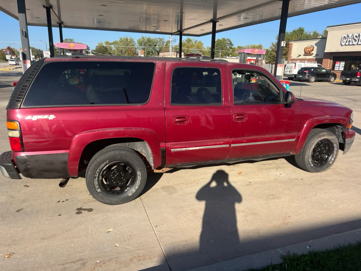 2004 Chevrolet Suburban - photo 3