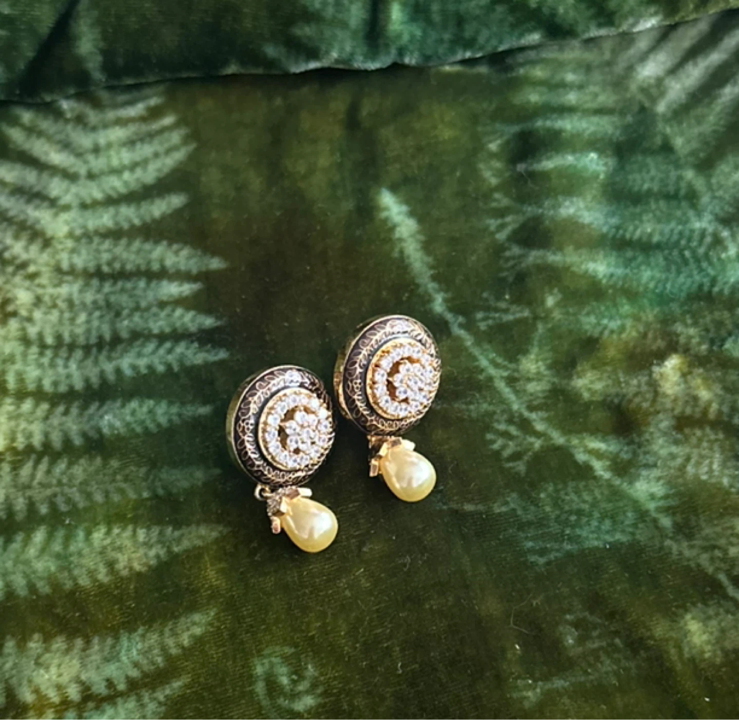 Black and gold tone faux pearl drop earrings - photo 3