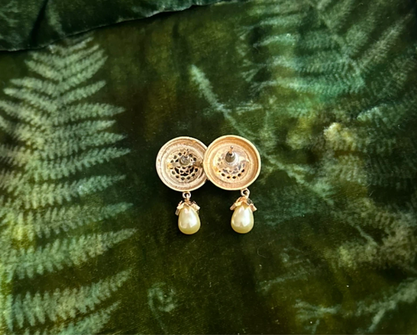 Black and gold tone faux pearl drop earrings - photo 4