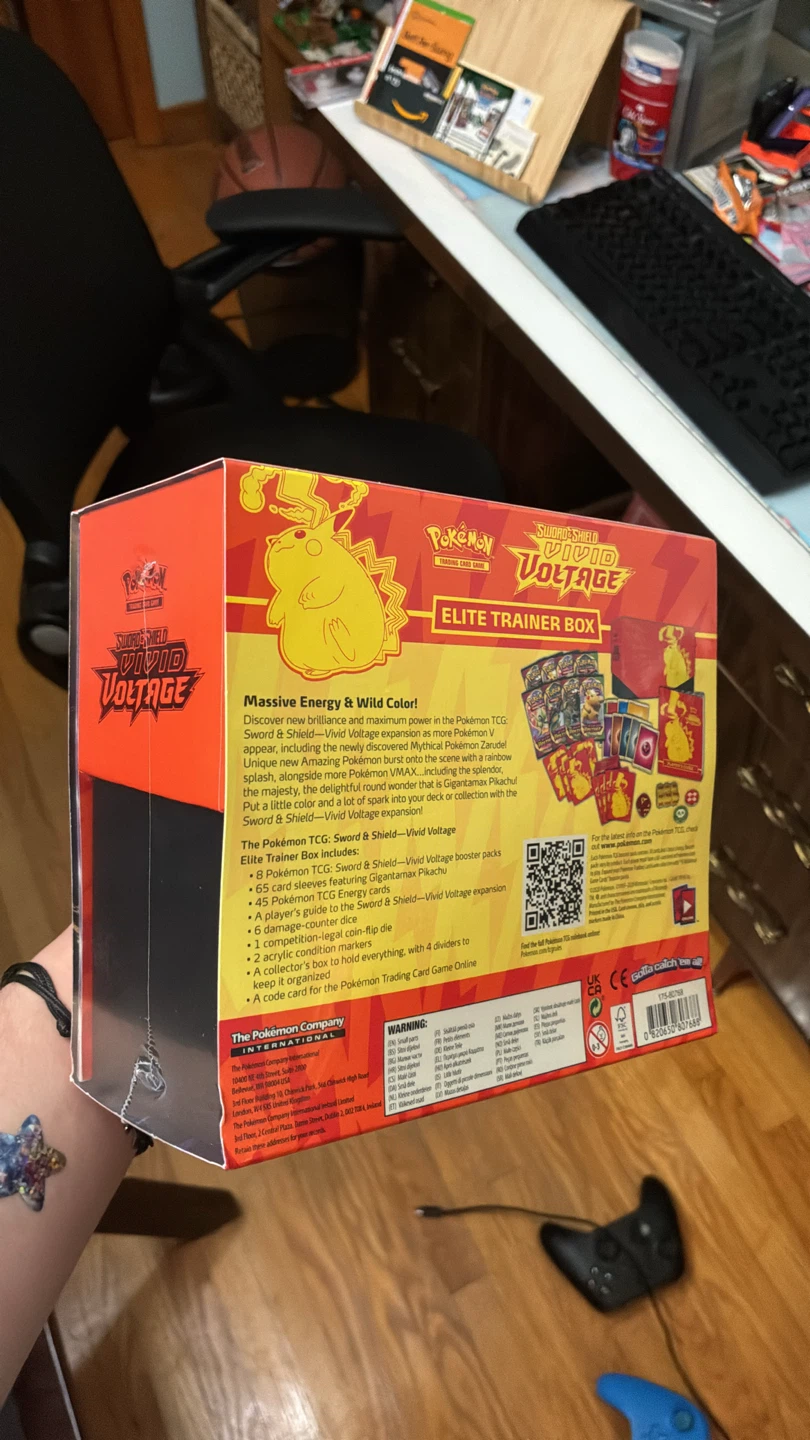 Sealed Vivid Voltage Elite Trainer Box - photo 2