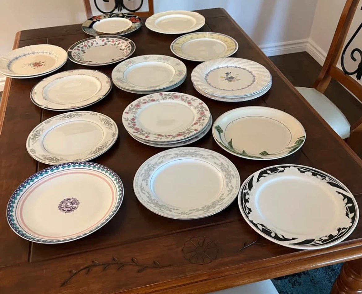 Assorted Vintage of 20 Glassware and 20 Dinner Plates - photo 4