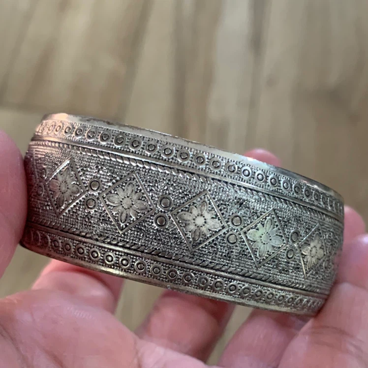 Vintage-Style Silver Tone Cuff Bracelet - photo 2