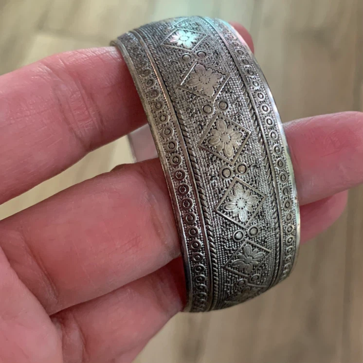 Vintage-Style Silver Tone Cuff Bracelet - photo 3