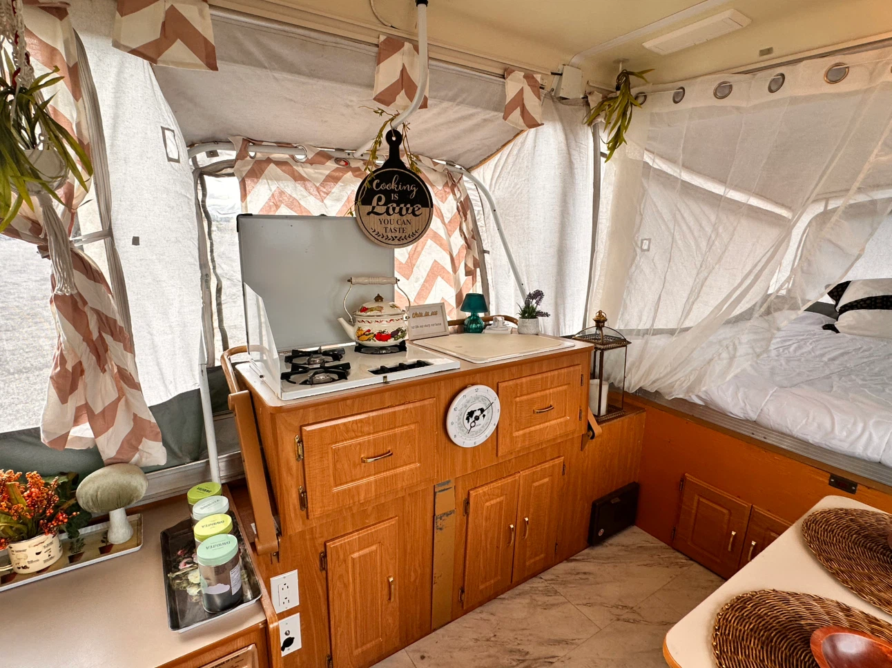 Gorgeous Coleman Pop-up Camper $3000 FIRM - photo 3