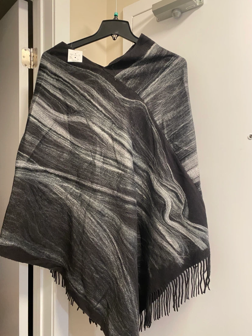 Black and grey marbled poncho with fringe - photo 3