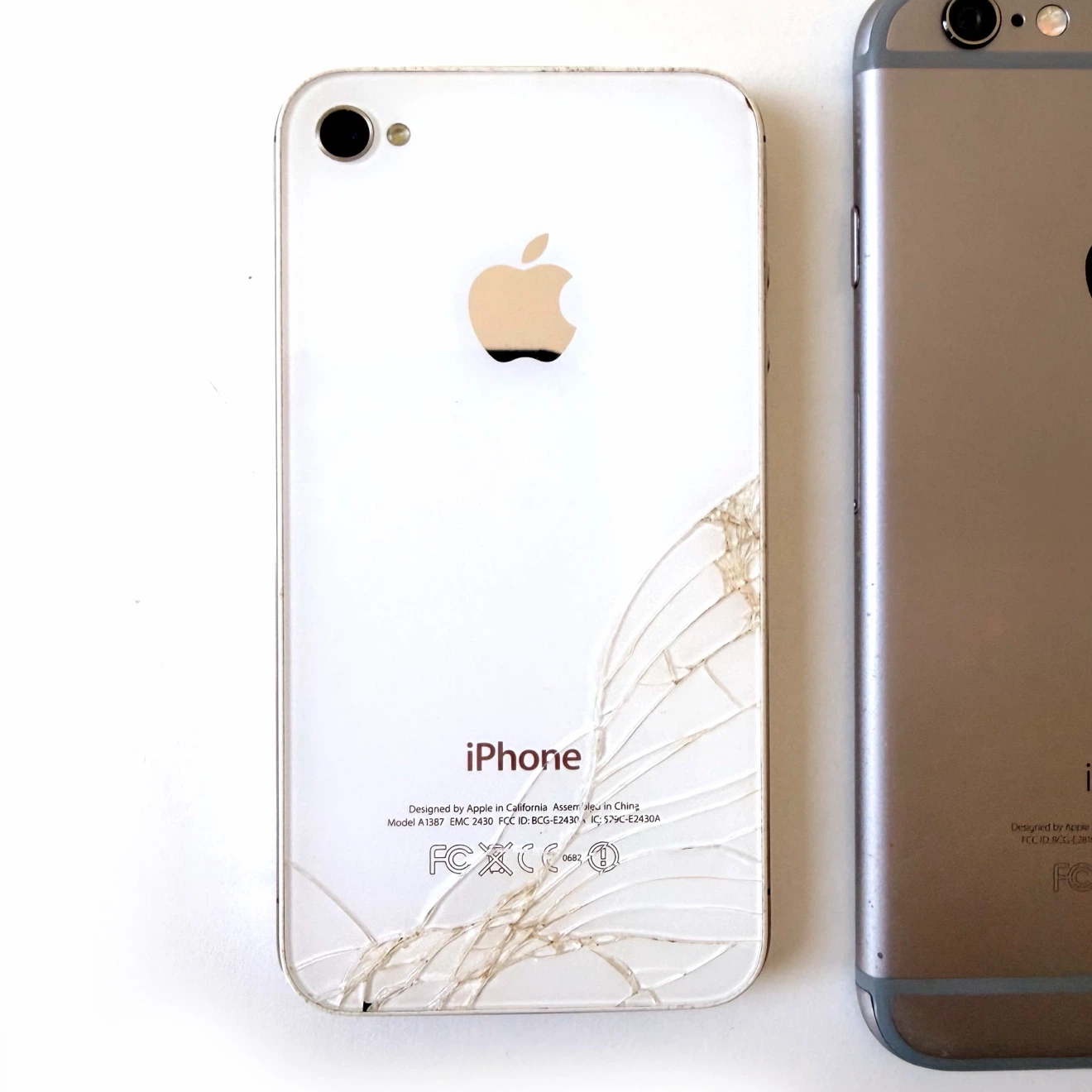 3x Old Apple iPhones - photo 3