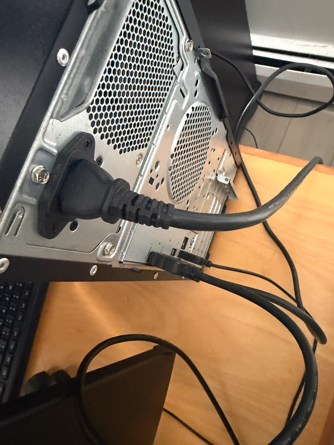 Acer Aspire Desktop PC ATC-710-EB51 Comes with a monitor
