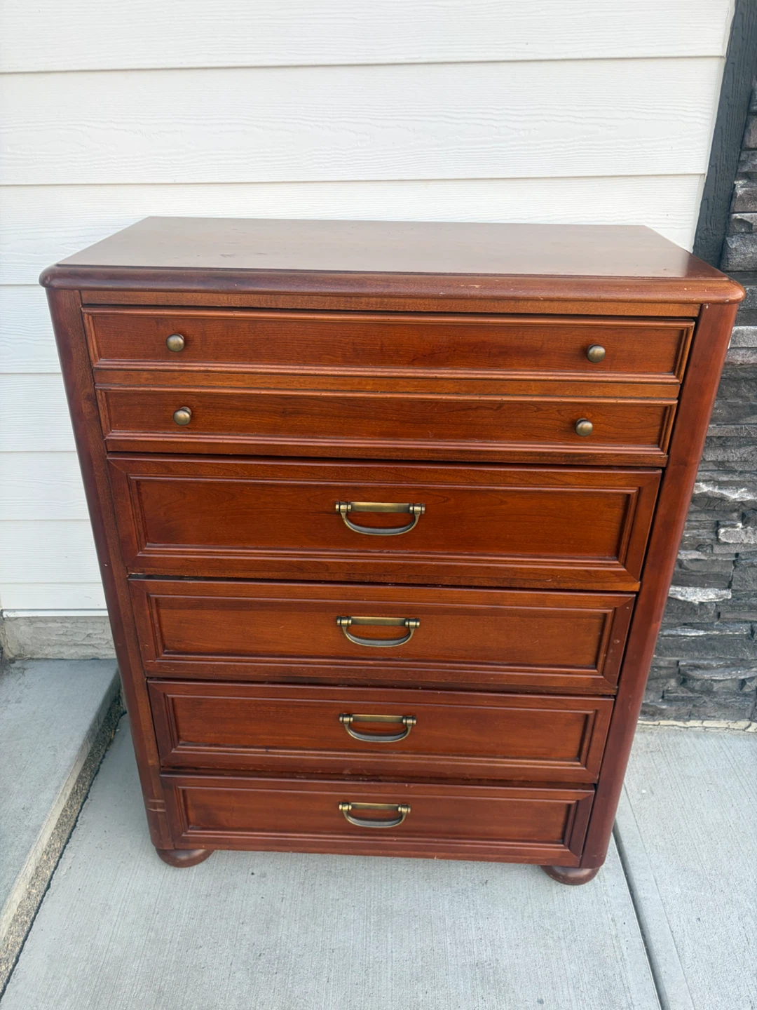 Wooden dresser with 5 drawers