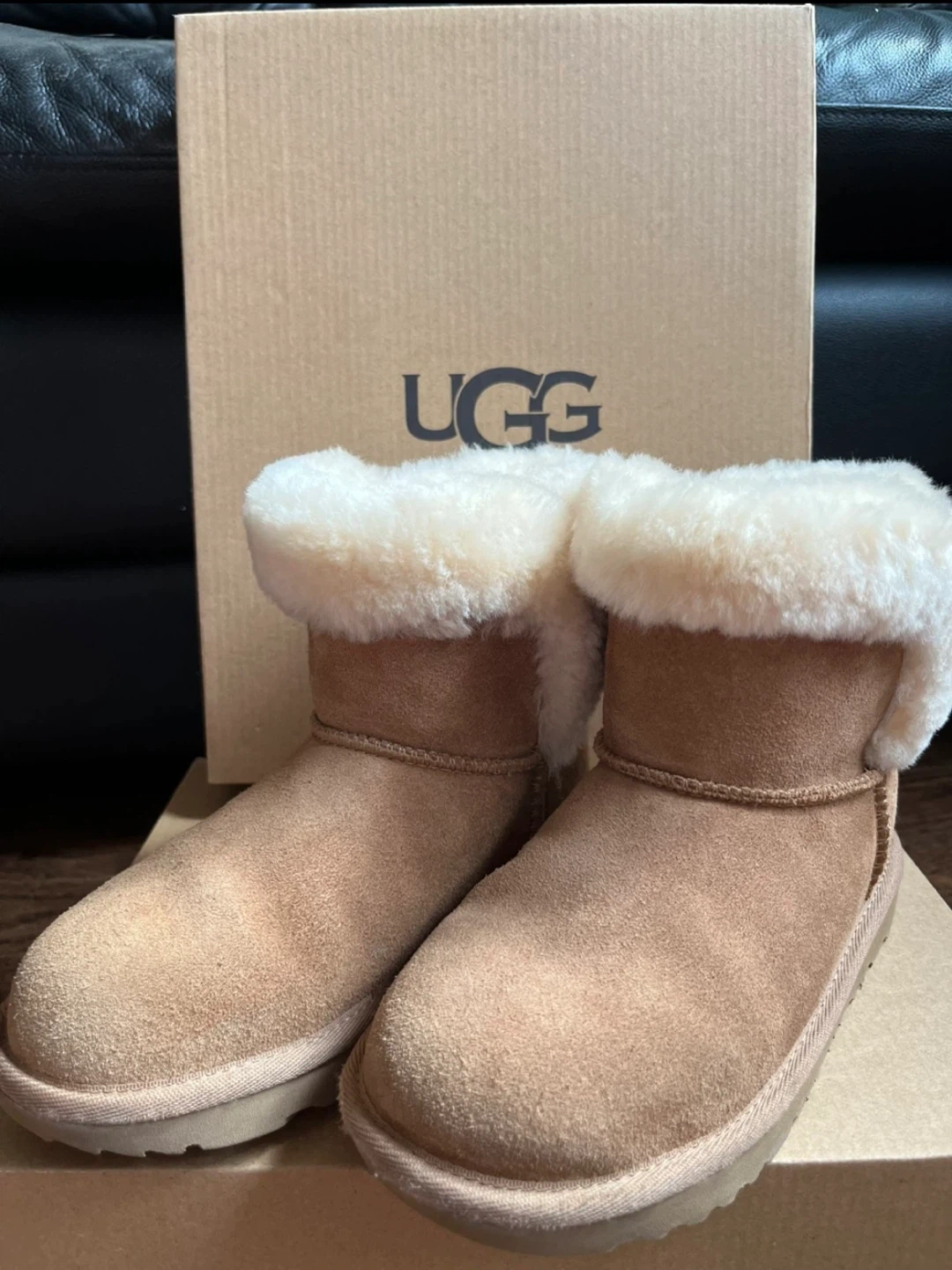 UGG Girls Classic Mini Boots Size 1