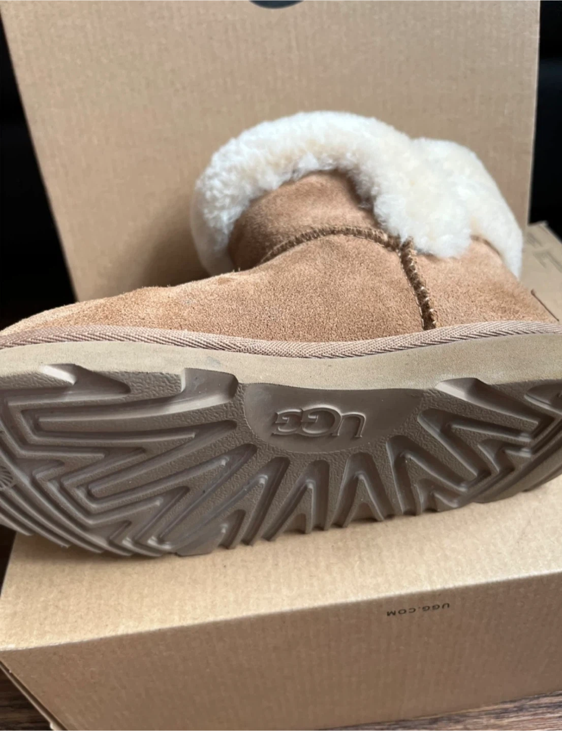 UGG Girls Classic Mini Boots Size 1 - photo 3